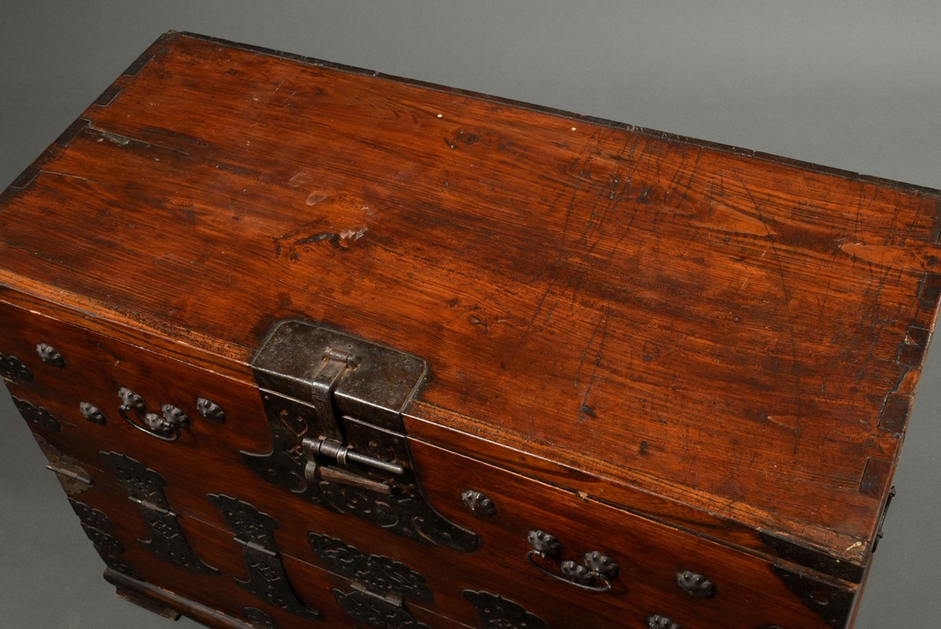 Korean coin chest, dark stained softwood with rich decorative iron fittings, 19th c., 68x95x42.5cm, - Image 2 of 4