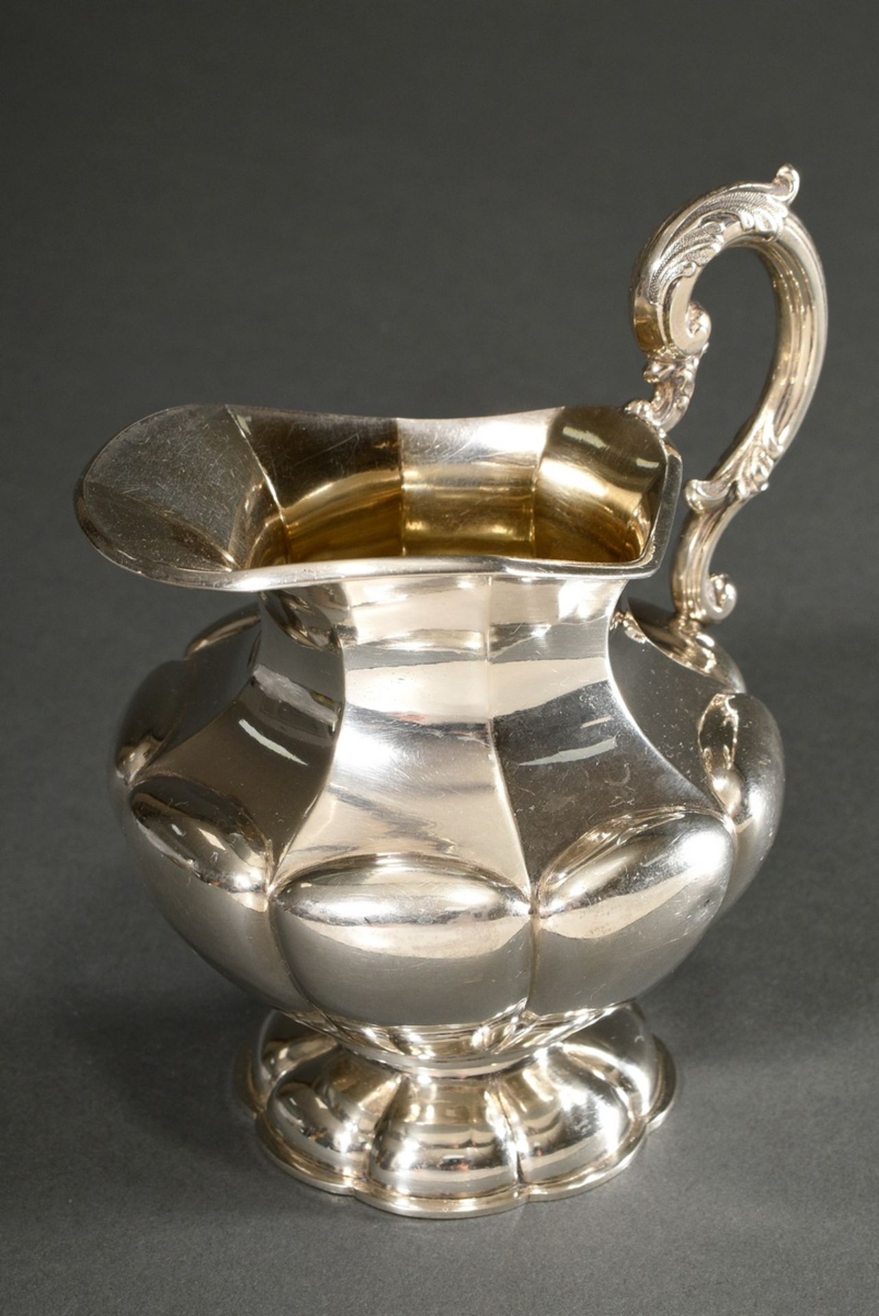 Spätbiedermeier Milchgießer mit bombiertem Korpus und ornamentalem Ohrenhenkeln, MZ: Spille, Silber