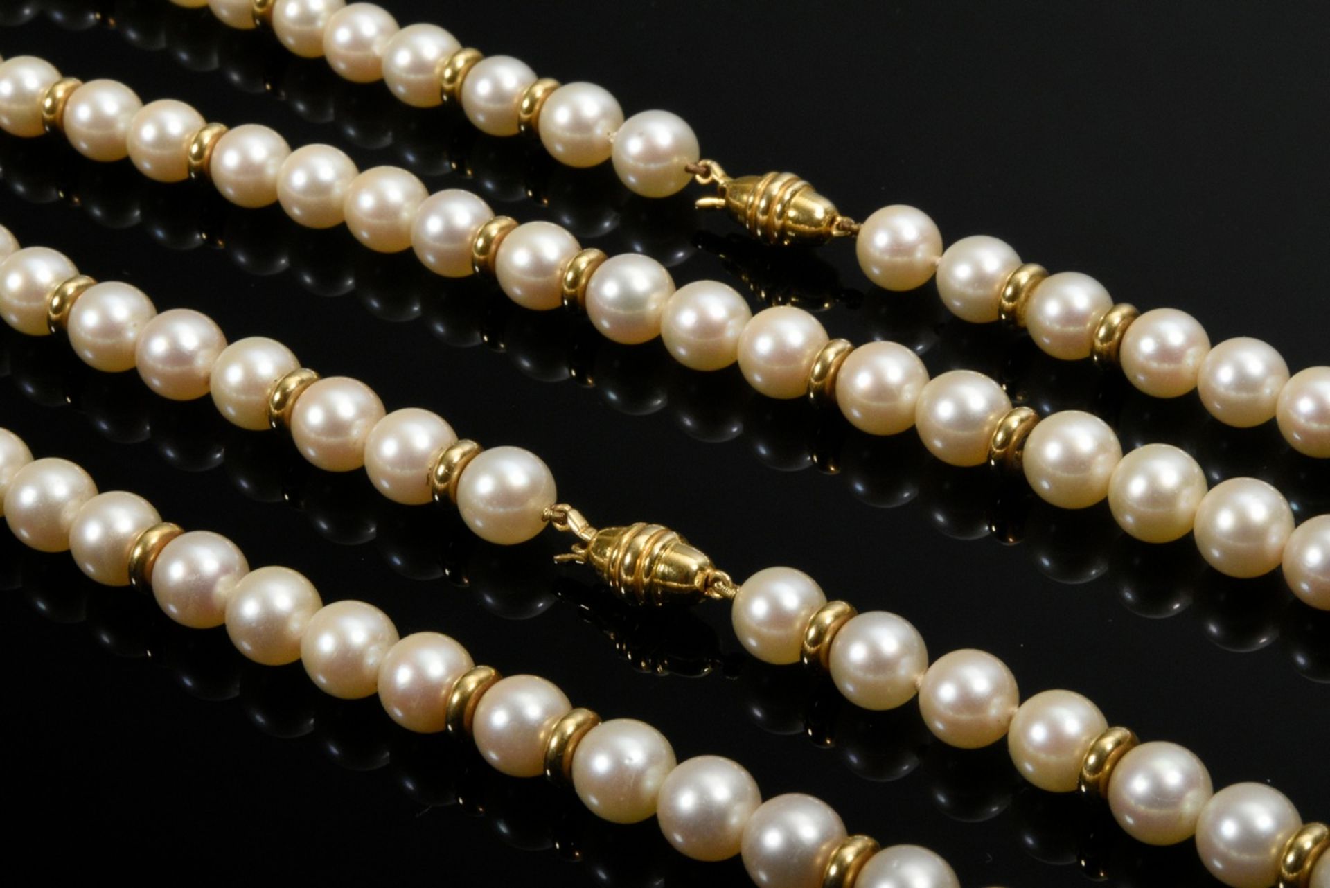 2 Cultured pearl necklaces with yellow gold 750 ring elements and tonneau clasps, 75g, l. 43.3 and  - Image 4 of 4
