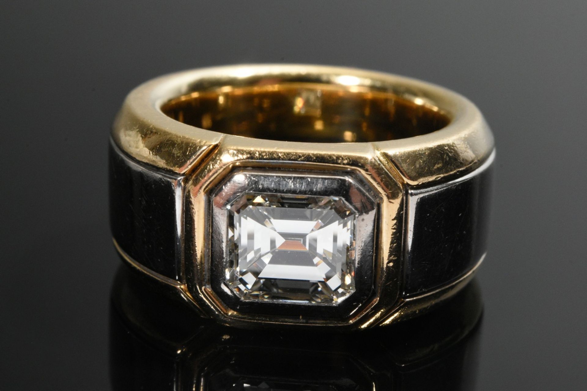 Wide yellow gold 750 and platinum ring with emerald-cut diamond solitaire (approx. 2.04ct/VVS-VS/W) - Image 3 of 3