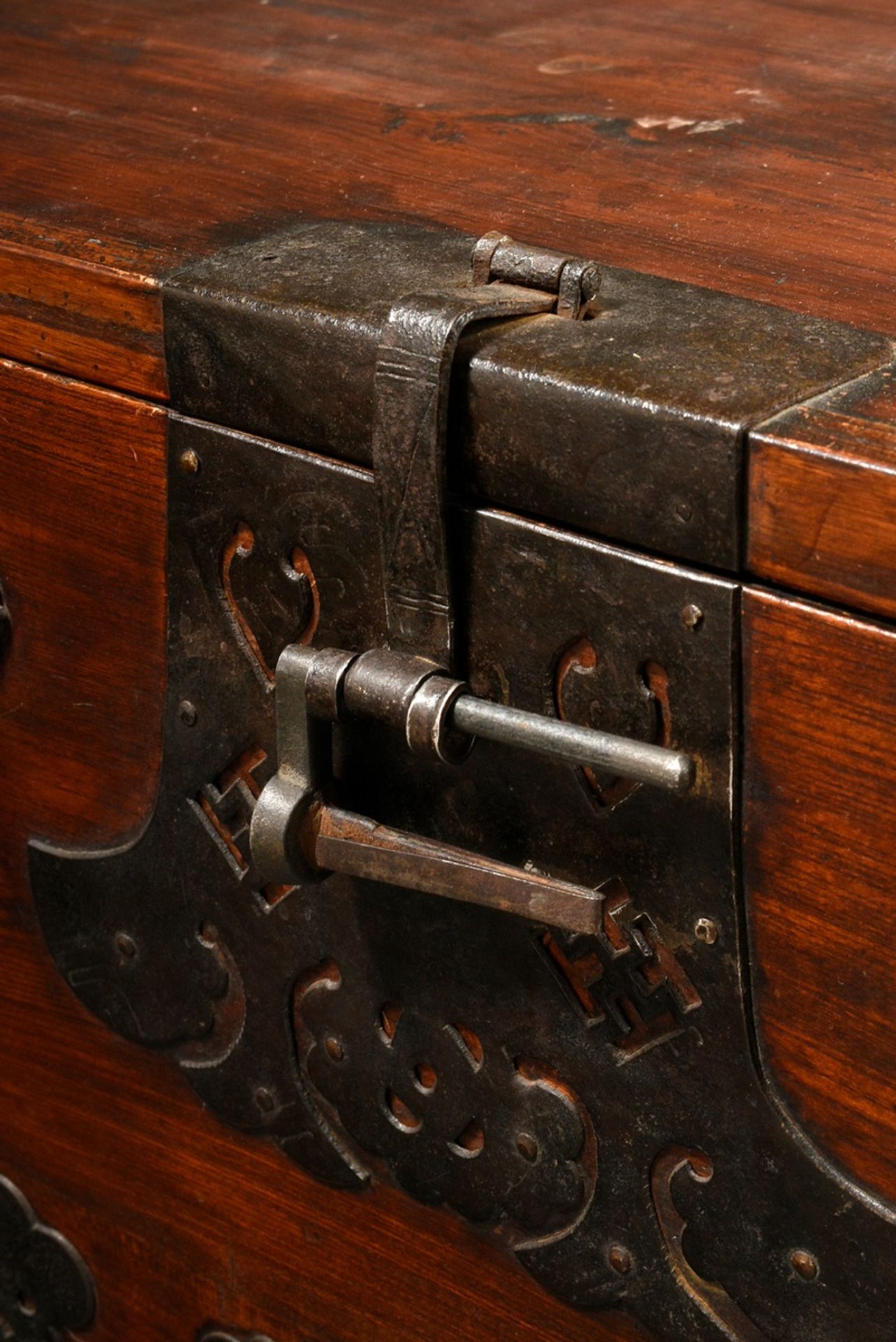 Korean coin chest, dark stained softwood with rich decorative iron fittings, 19th c., 68x95x42.5cm, - Image 3 of 4