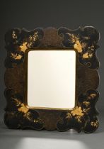 Kleiner Regency Spiegel in Papiermaché Rahmen mit feinem Golddekor auf schwarzem Lackfond und farbi