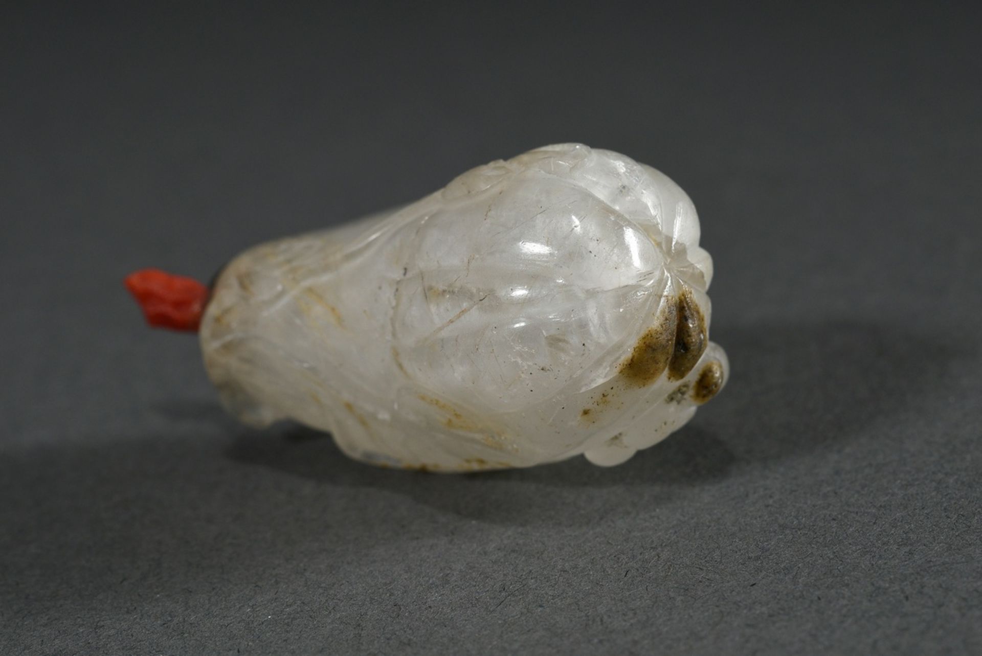 Sehr kleine Bergkristall Snuffbottle in Flaschenkürbis Form mit halbplastisch geschnitztem "Ranken" - Bild 2 aus 4