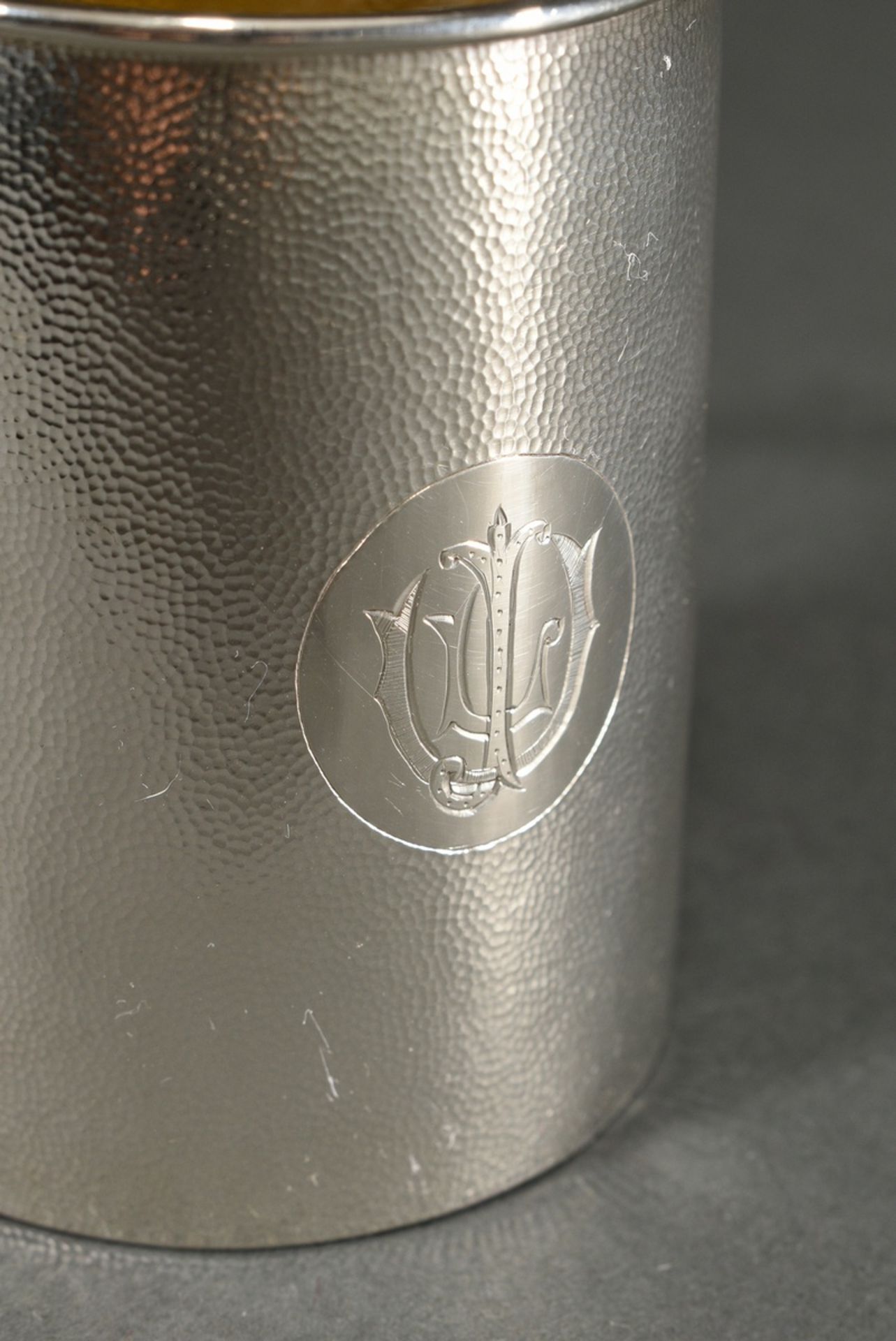 2 Various pieces of Chinese silver: etui with empty engraved cartouche (8x6.3cm) and conical cup wi - Image 2 of 7
