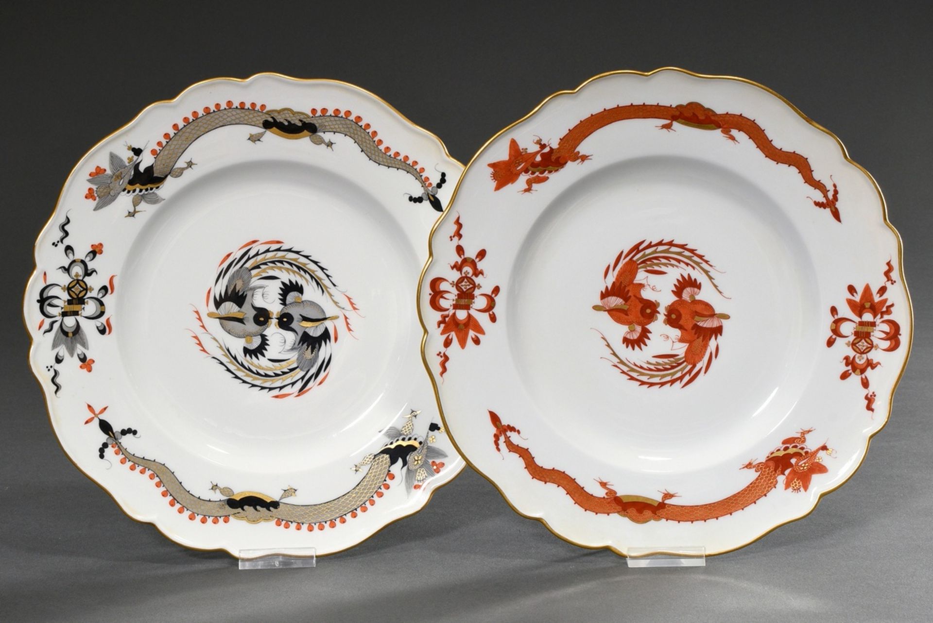 2 Diverse Meissen Speiseteller "Hofdrache" in schwarz und korallenrot mit Goldstaffage, 1924-1934, 