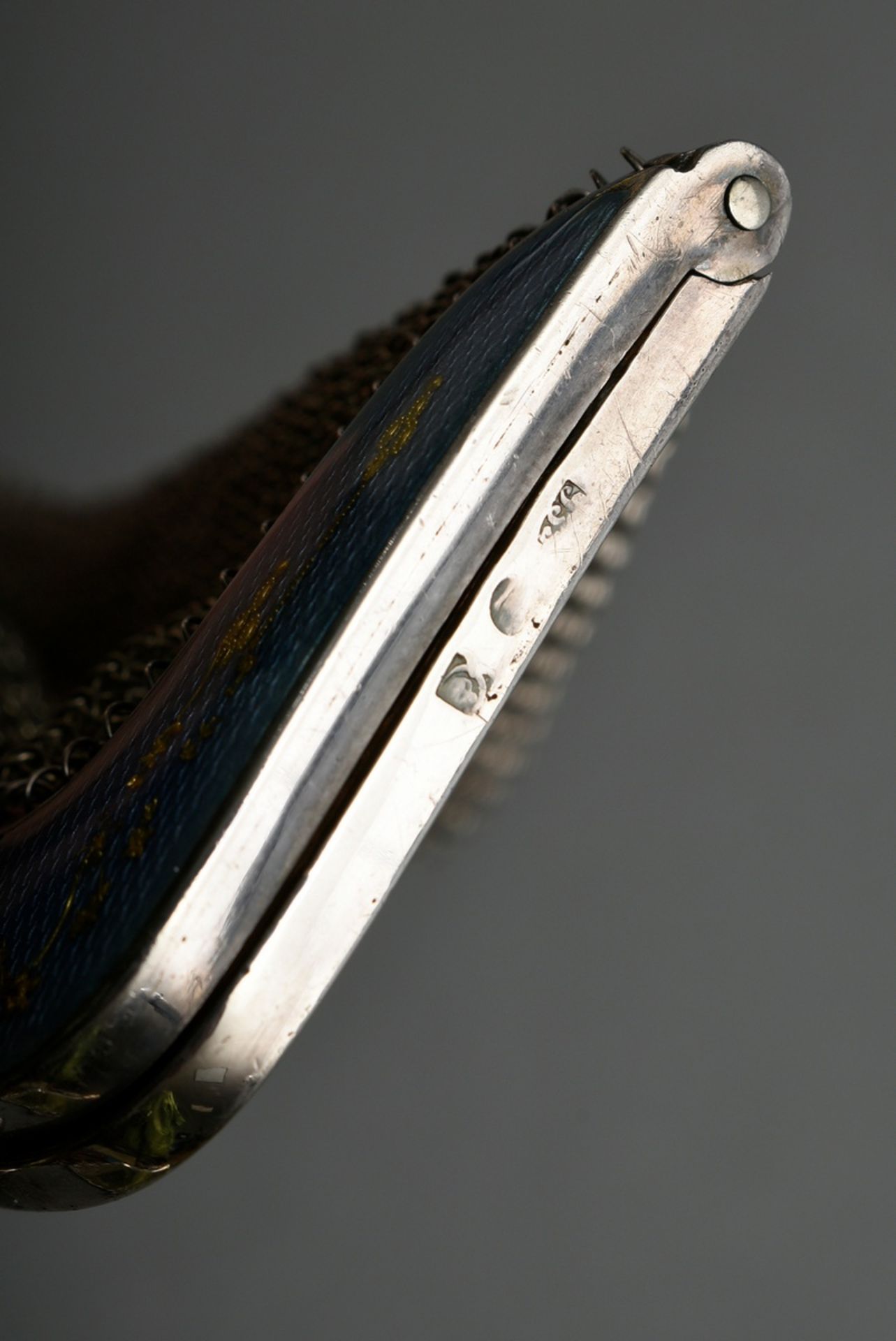 Abendtasche mit geflochtenem Silberdraht und hellblauem Guilloché Emaille Bügel mit Goldgirlanden,  - Bild 5 aus 5