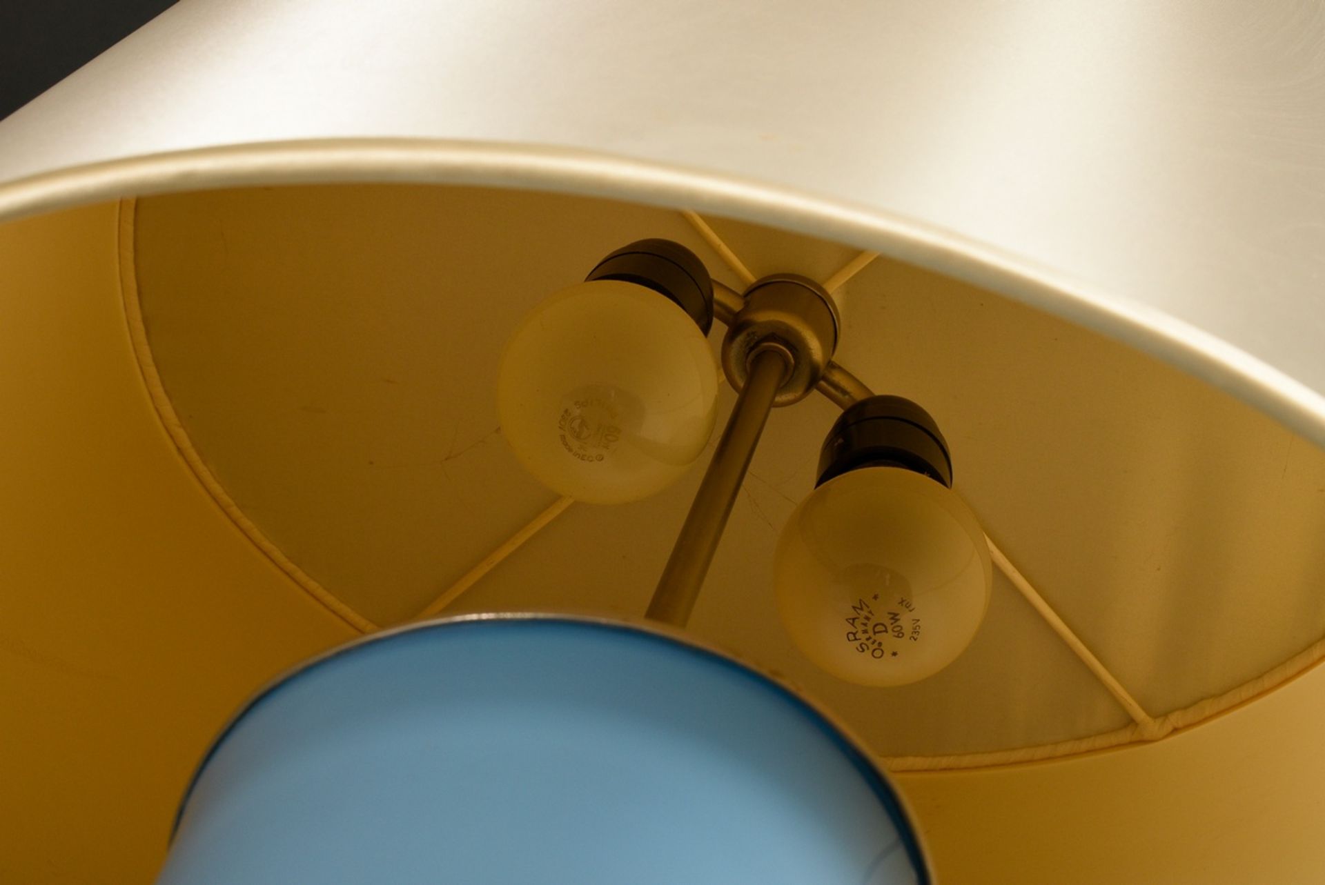 Venini Tischlampe mit ovoidem Glasfuß in hellblau-opakem Glas auf schwarzen Standring, alter Kleber - Bild 3 aus 7