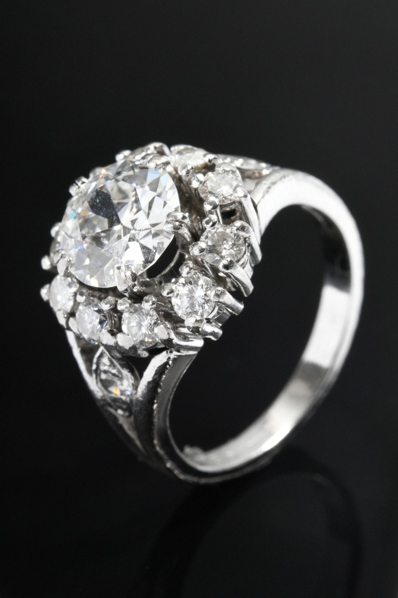 Weißgold 750 Entourage Ring mit Diamant Solitär (ca. 1.50ct, P1/W-TCR) in Diamantlunette (zus. ca. 