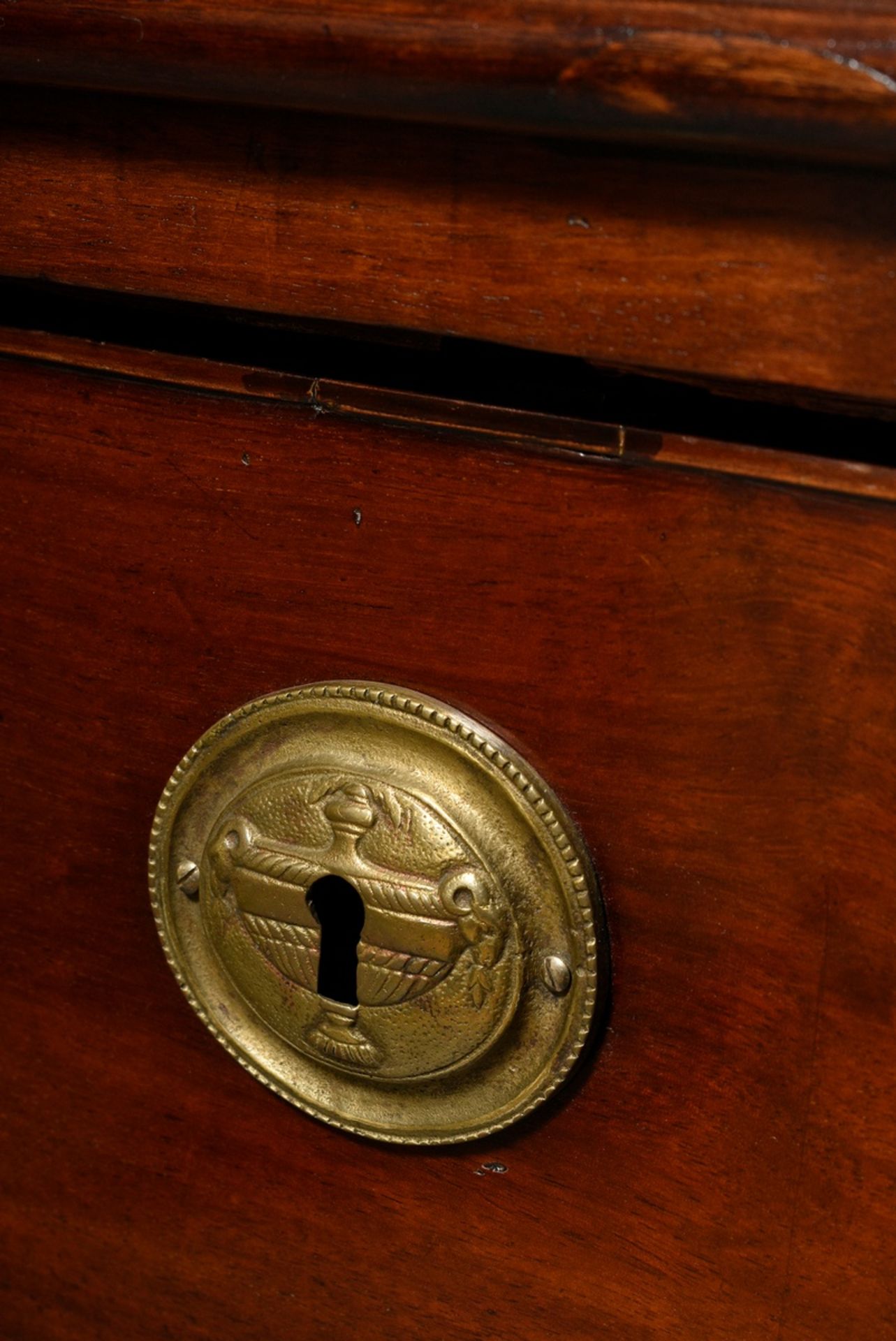 Schlichte George III Kommode mit gerundeten Ecken und intarsierten Kanneluren, Original Bronze Besc - Bild 4 aus 9