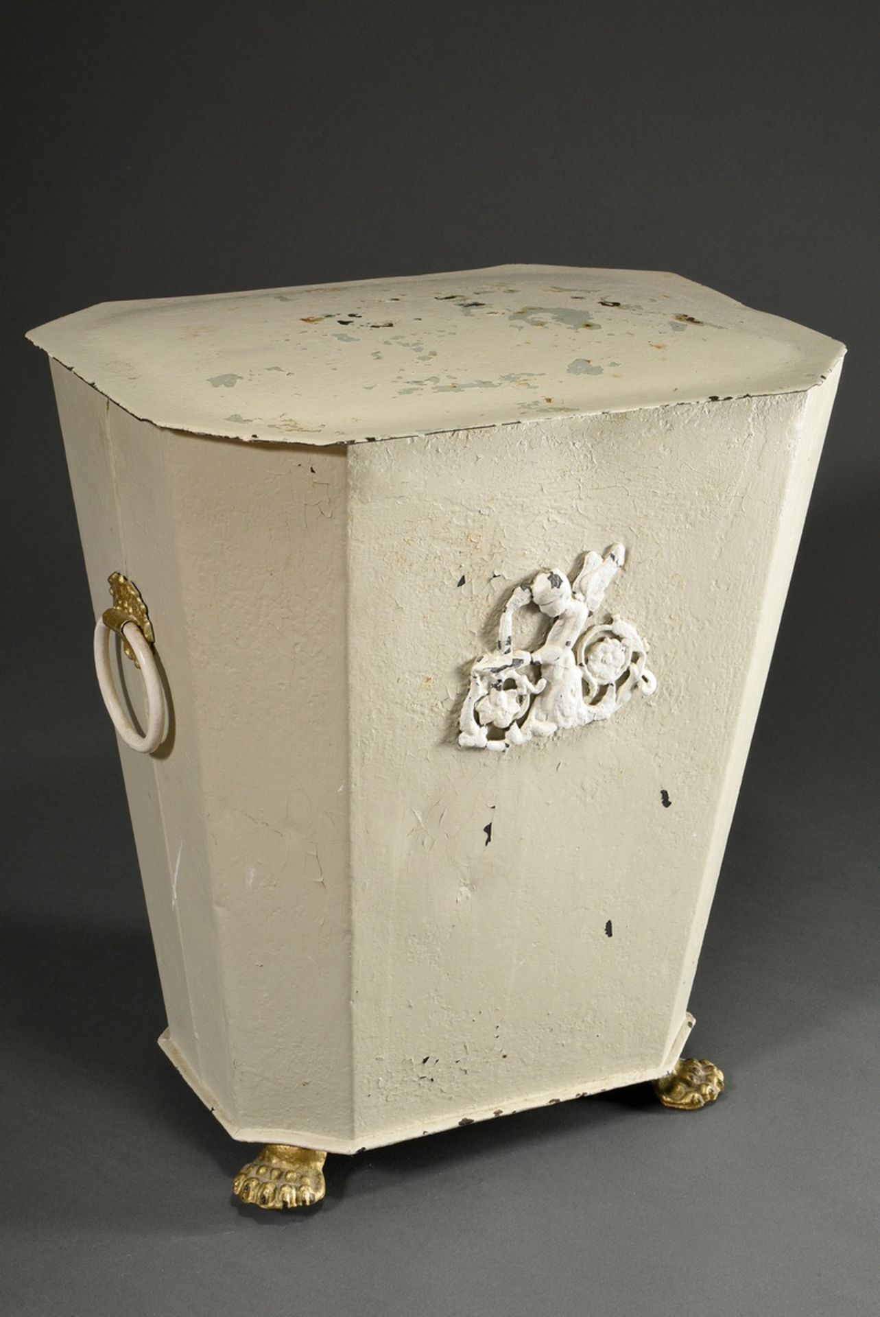 Biedermeier Torfkiste auf Tatzenfüßen mit Reliefdekorationen, Metall weiß-gold gefasst, um 1850, 47