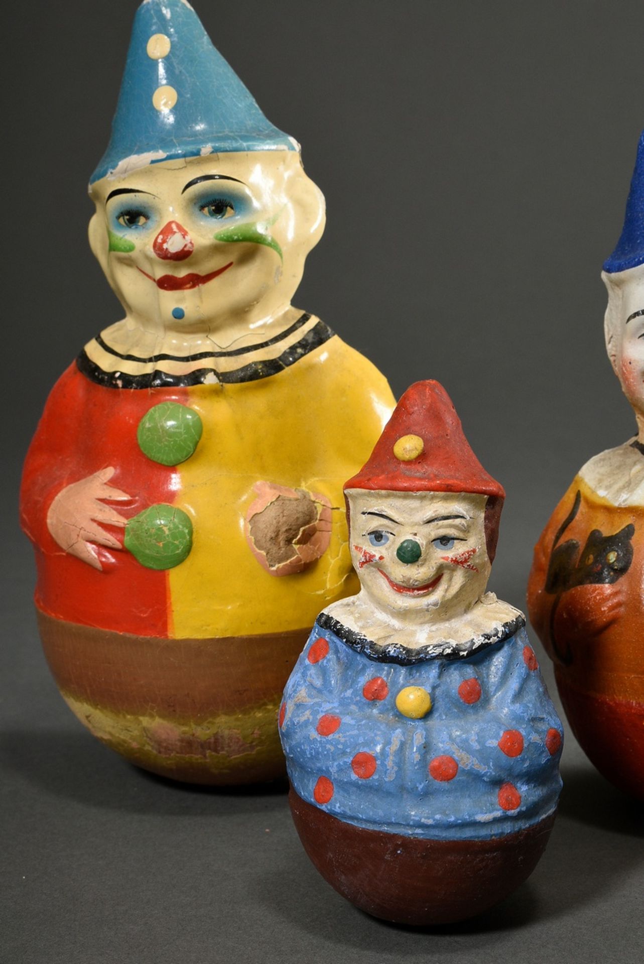 5 Diverse "Steh-Auf-Clowns", Papiermaché farbig bemalt und gespritzt, H. 12-22cm, stark bespielt, 1 - Bild 3 aus 5