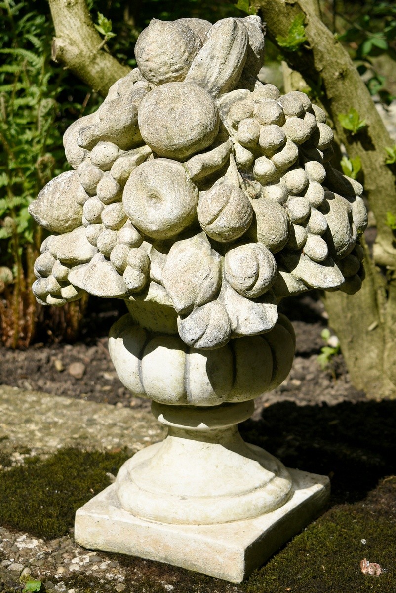 Decorative cast stone garden vase with sculptural fruit bouquet on a square pedestal, 20th century, - Image 4 of 4