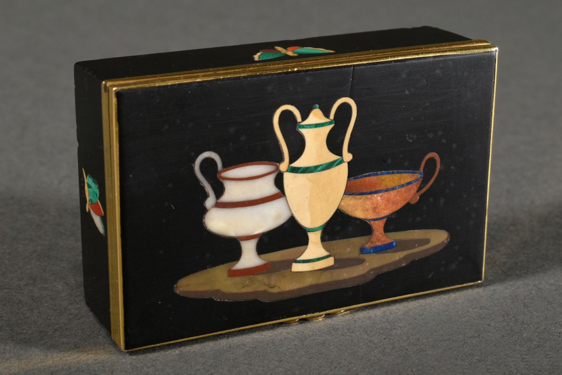 Pietra Dura Dose mit Gelbgold 750 Montierung  und allseitiger Dekoration "Antike Gefäße und Schmett - Bild 5 aus 5