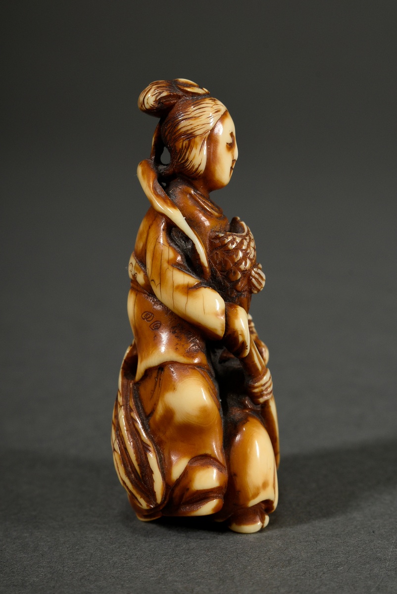 Sperm whale thoot netsuke "Woman with dragon turtle and man" (Urashima Tarō and Otohime?), sign. Hi - Image 3 of 4