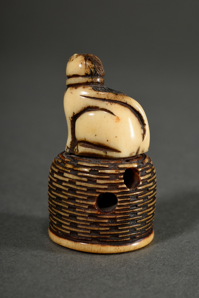 Folkloric stag horn netsuke ‘Cat on basket with moving rat’, beautiful patina, Japan 19th century,  - Image 3 of 5