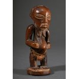 Kleine weibliche Figur der Songye, Zentral Afrika/ Kongo (DRC), 1. Hälfte 20.Jh., Holzfigur auf Soc