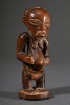 Kleine weibliche Figur der Songye, Zentral Afrika/ Kongo (DRC), 1. Hälfte 20.Jh., Holzfigur auf Soc