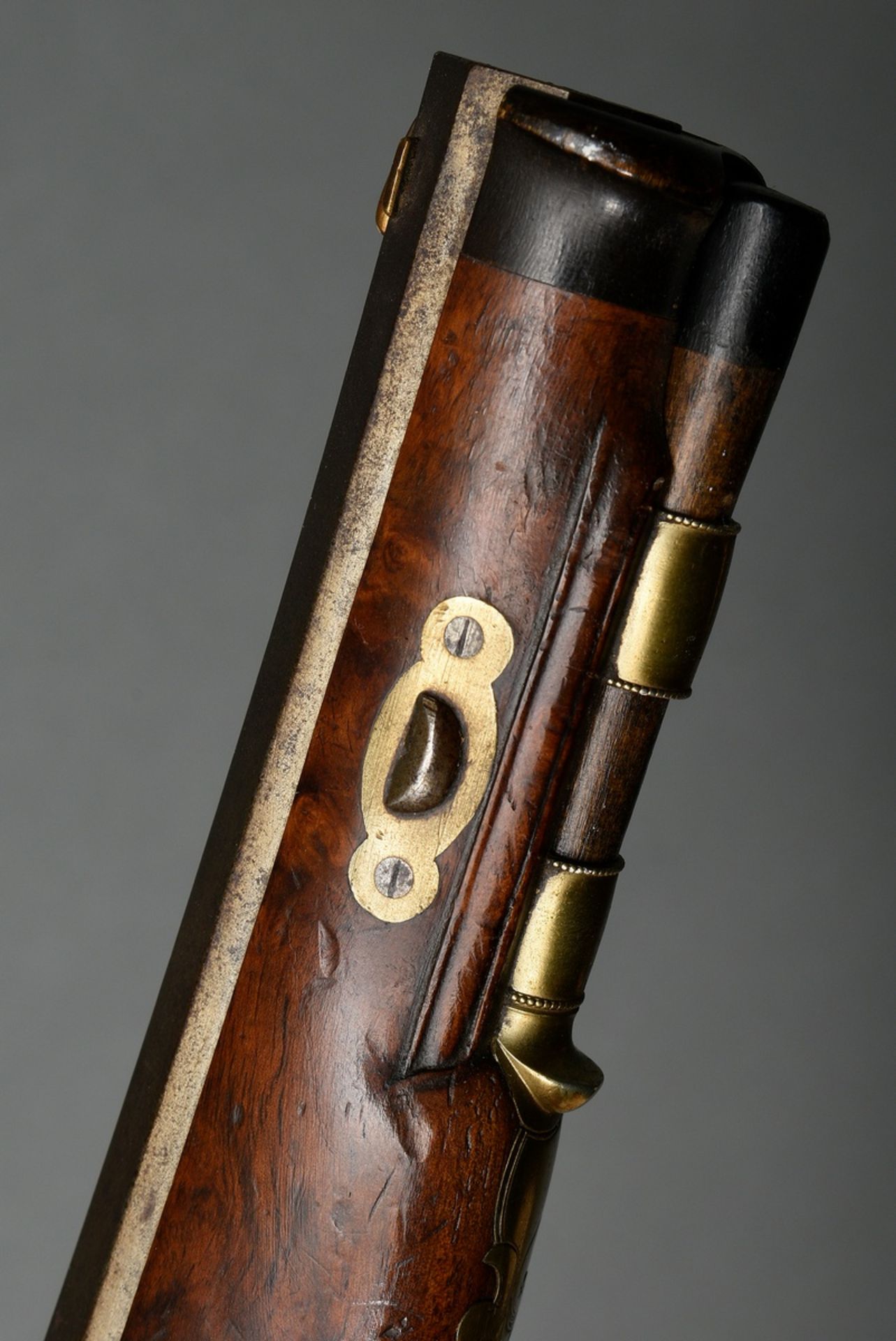 Paar Duellpistolen, Percussionsschloss, gezogener Achtkantlauf, z.T. gravierte Bronze- und Eisenbes - Bild 10 aus 12