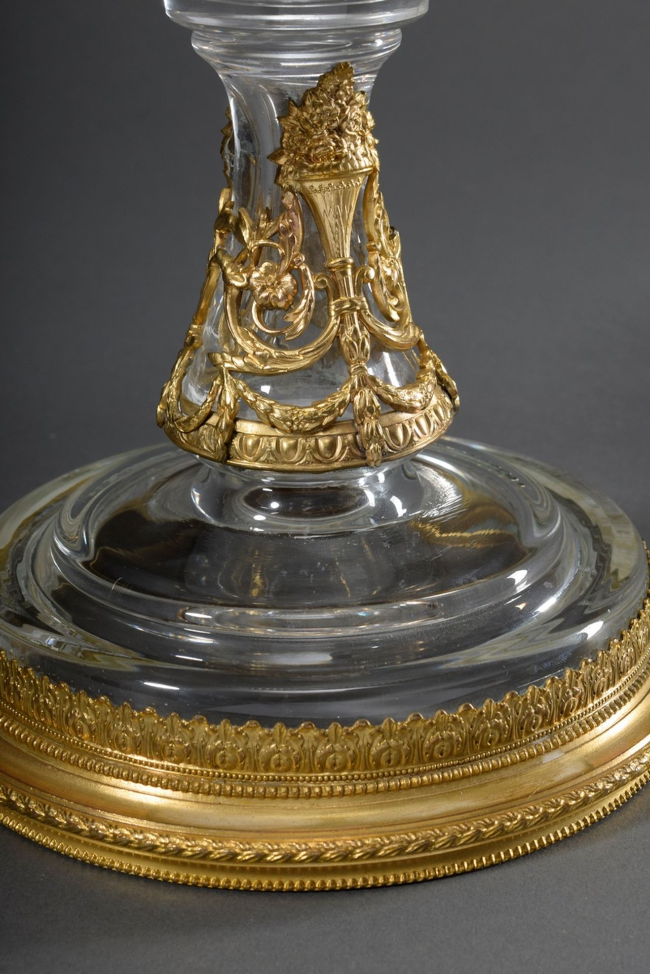 Dekorativer Glas Tafelaufsatz mit Ormolu Fassung im Louis XVI Stil sowie zwei Wedgwood Medaillons u - Bild 3 aus 9