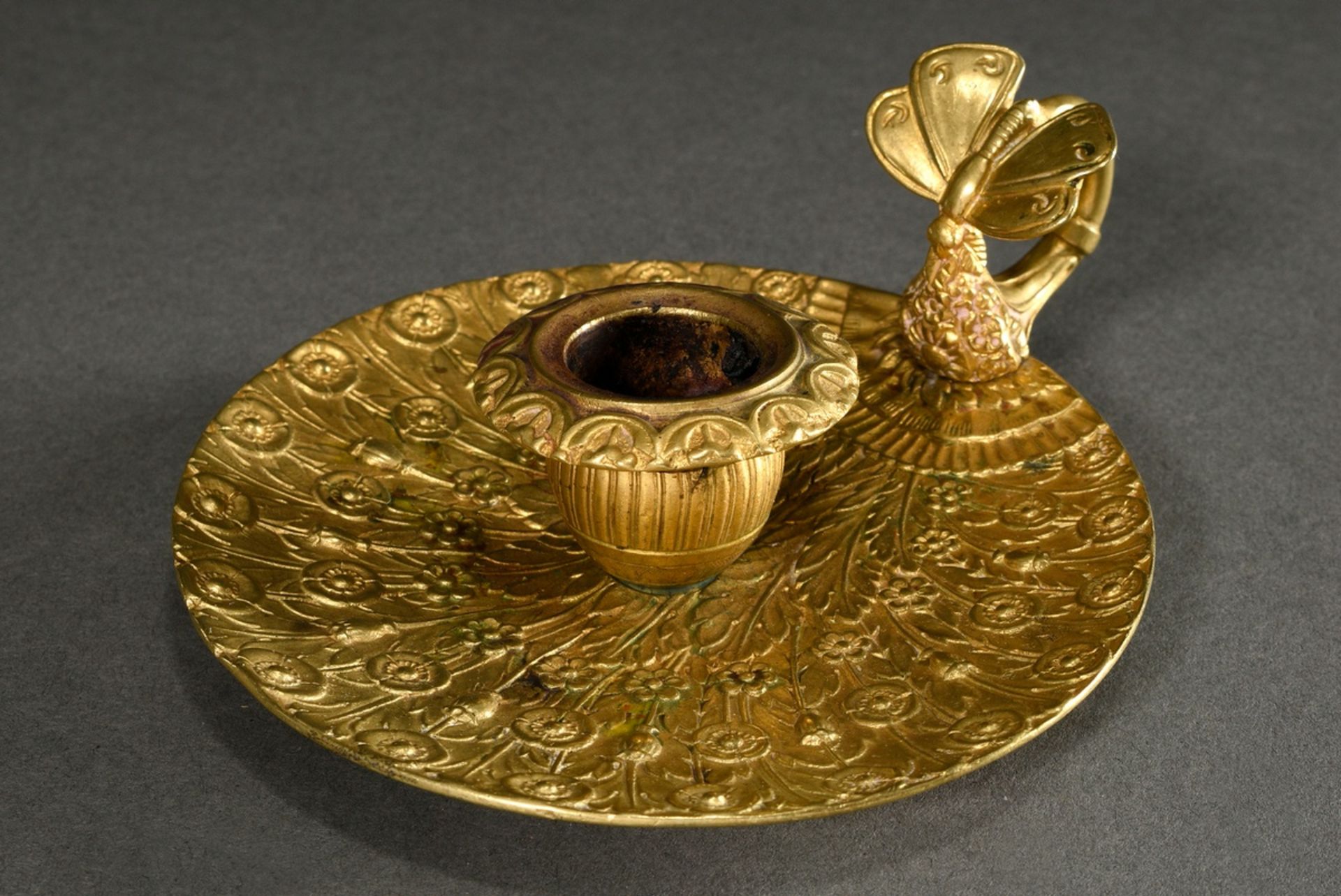 Empire hand candlestick with poppy decoration on the plate and sculpted butterfly thumb rest, gilt  - Image 4 of 4