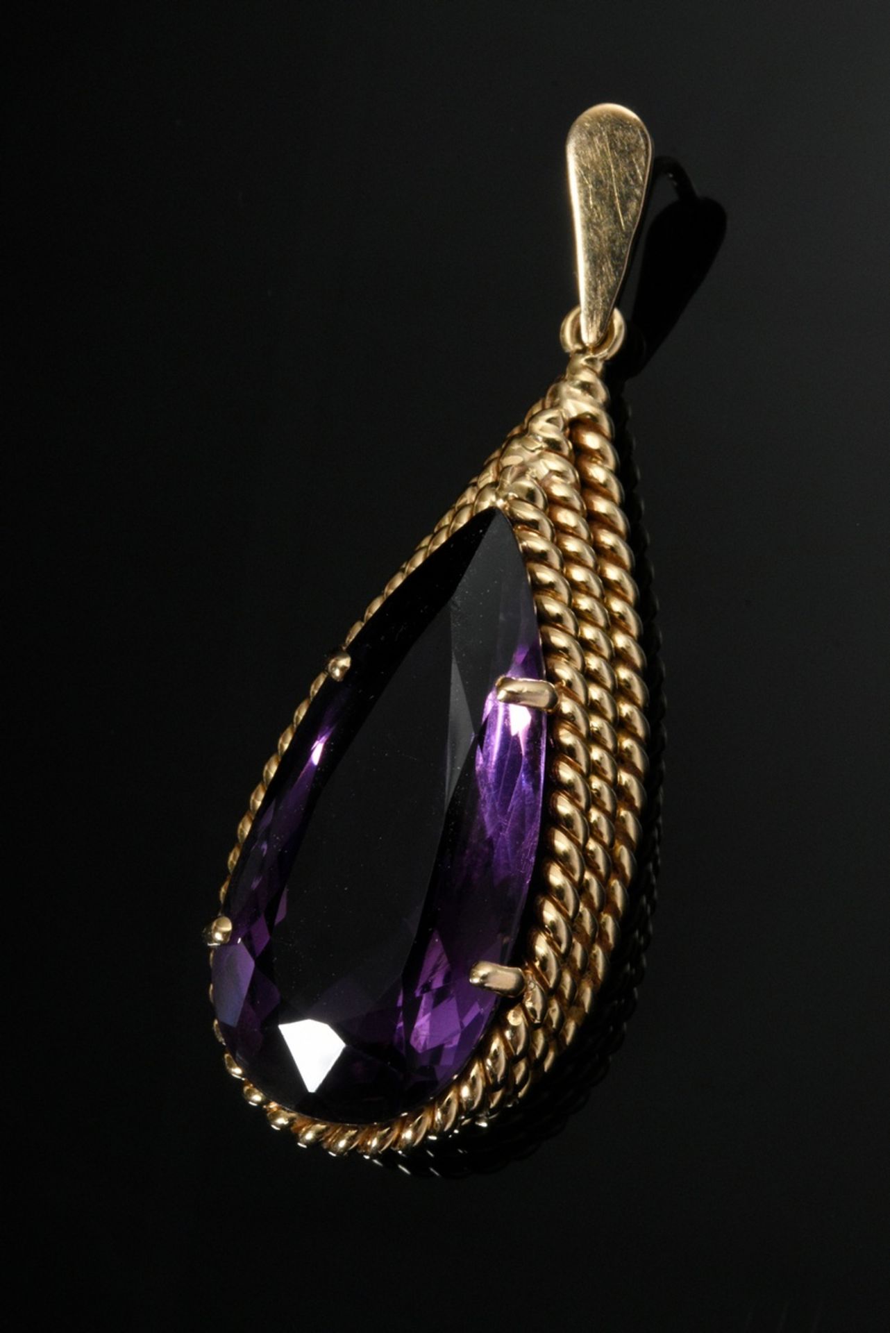 Yellow gold 750 pendant with amethyst drop (approx. 12.83ct) in cord setting, 10.1g, l. 4.7cm