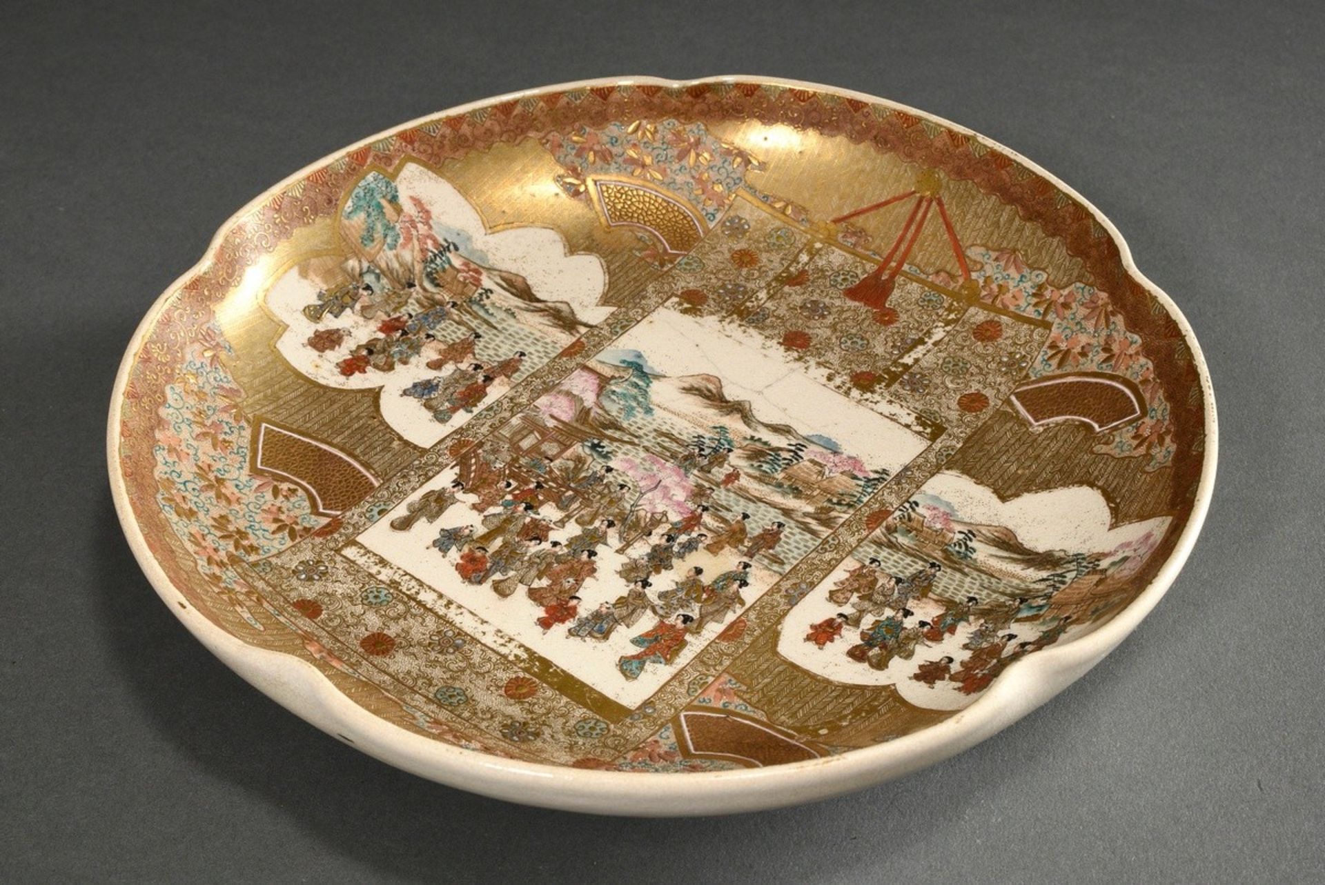 Satsuma Schale mit feinem Malerei Dekor im Spiegel "Kirschblütenfest" in blütenförmigen Kartuschen 
