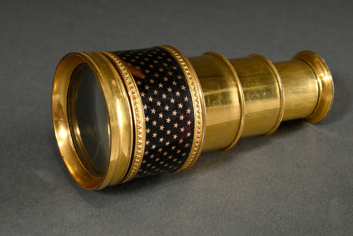 Monocular opera glasses with telescopic extension, gilt brass case with tortoiseshell cover and gol