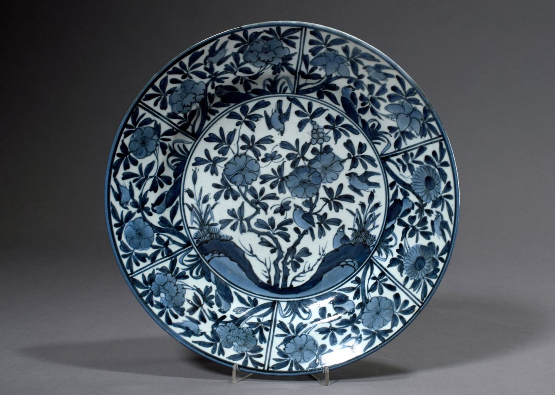 Große Arita Platte im Kraak-Stil mit Blaumalerei, im Spiegel "Vögel und Blüten", auf der Fahne sech