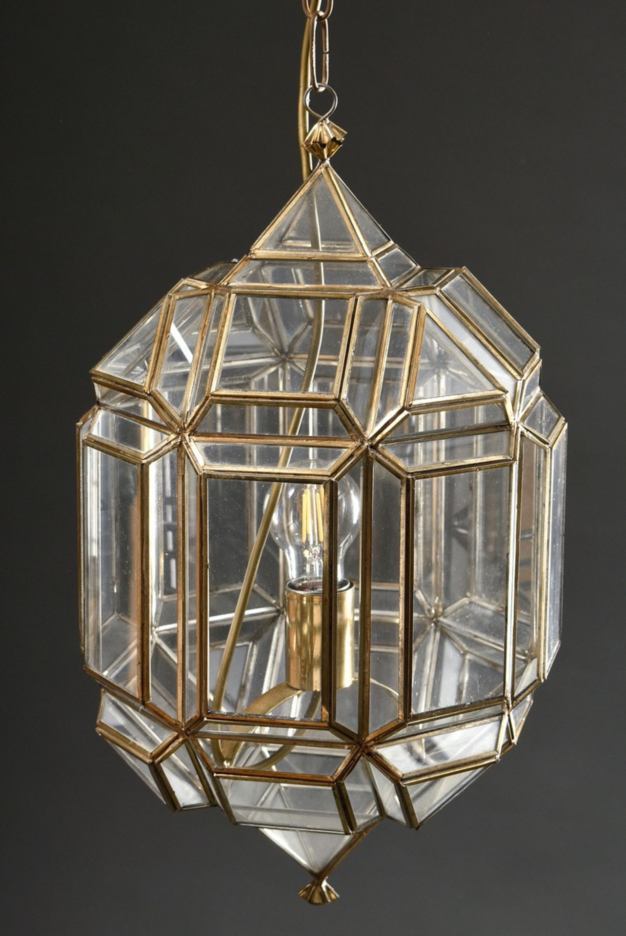 Polygonale Deckenampel aus geometrischen Glasscheiben in Messingfassungen mit Kettenaufhängung, um  - Bild 2 aus 4