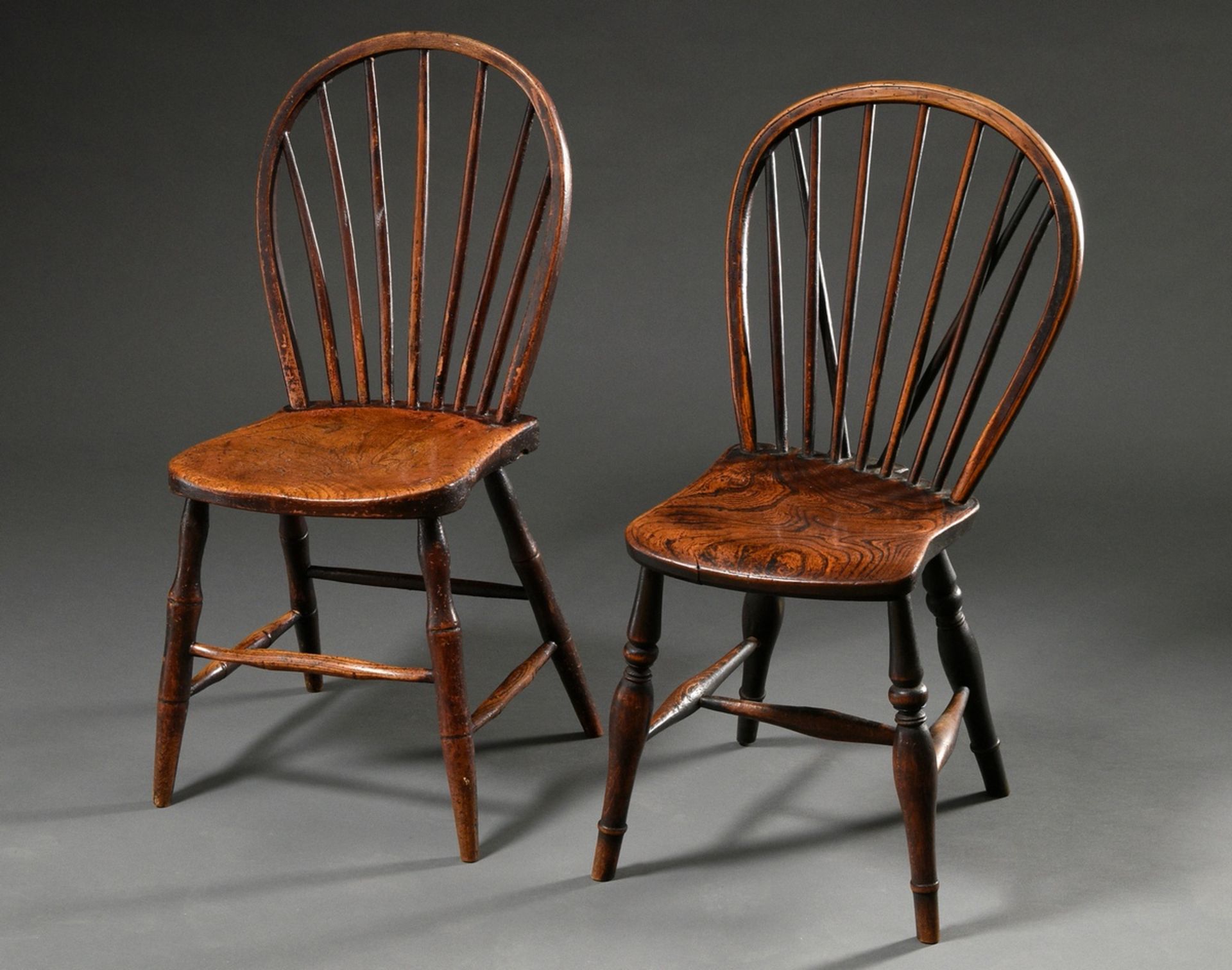 2 Diverse englische Windsor Stühle mit Spindle-Back, Eiche und Esche, 19.Jh., schöne Patina, H. 43/