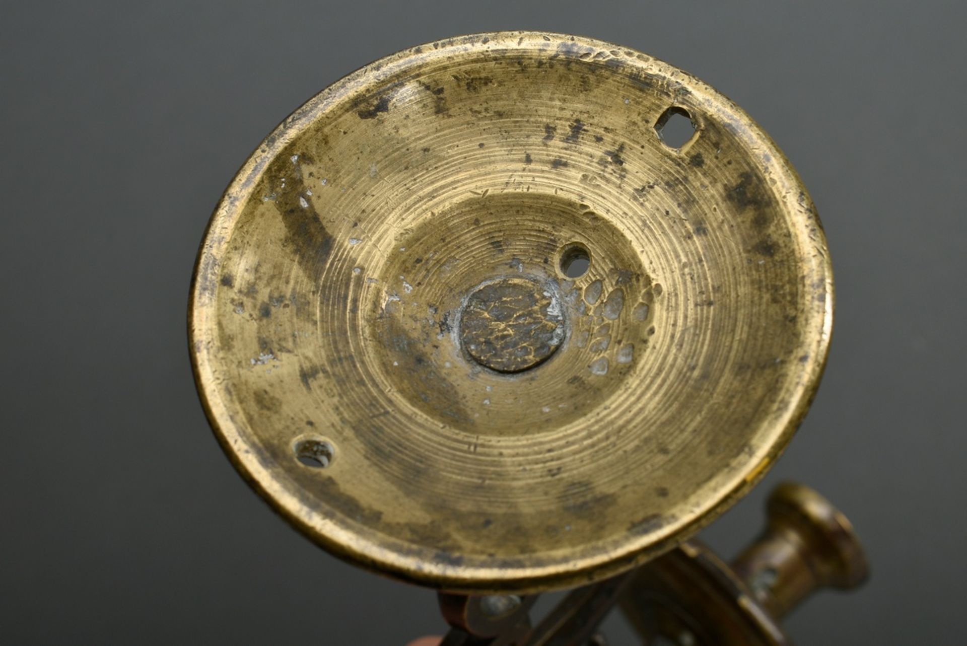 Bronze Wandapplike mit Volutenarm und schlichter Tropfschale, 18.Jh., 13x8,5x28cm - Bild 7 aus 7