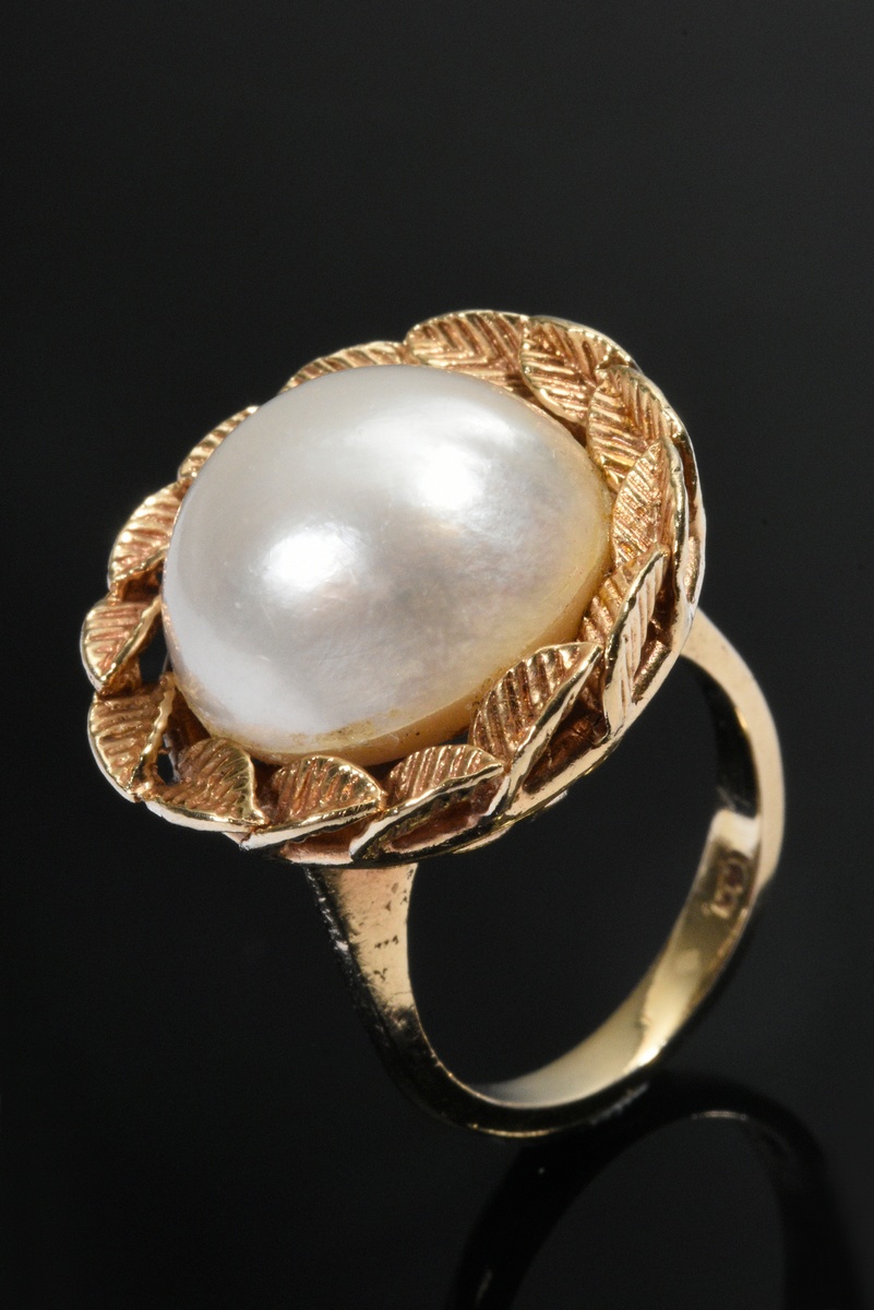 Classic handcrafted yellow gold 585 ring with mabé pearl (Ø 15mm) in a leaf ring, 11g, size 52