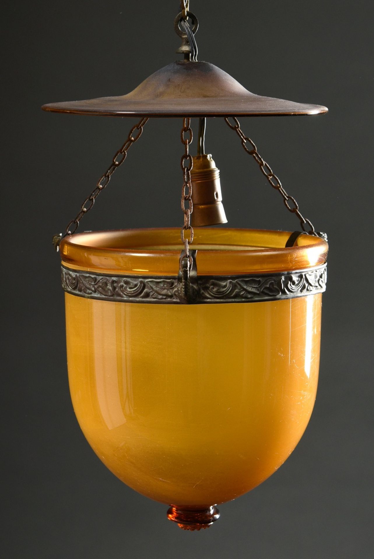 Amber-coloured glass stable lantern with brass chains, frosted inside, 19th century, h. 35cm, Ø 20c - Image 2 of 4