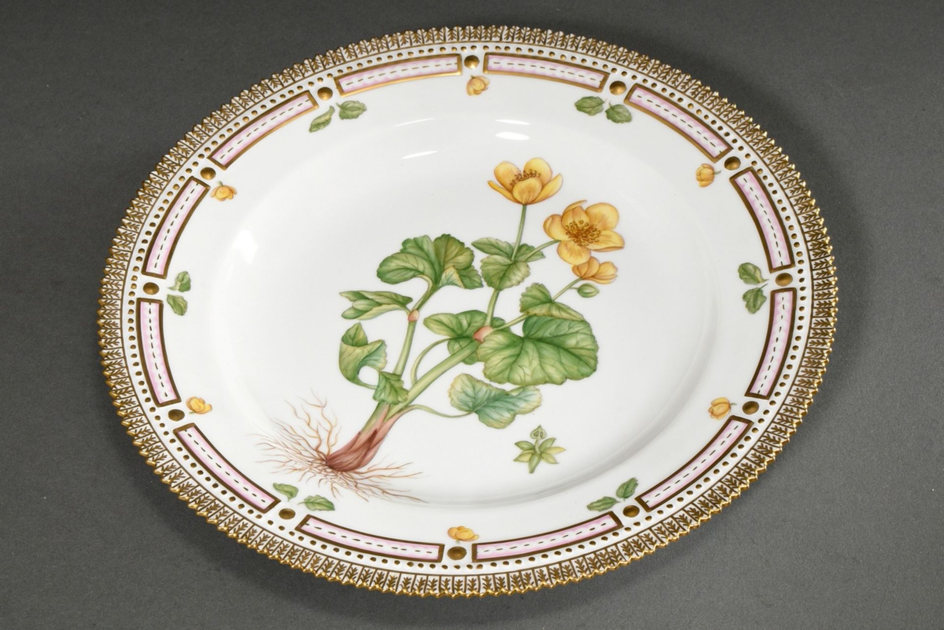 Royal Copenhagen "Flora Danica" Speiseteller mit polychromer Bemalung im Spiegel, Goldstaffage und  - Bild 2 aus 6