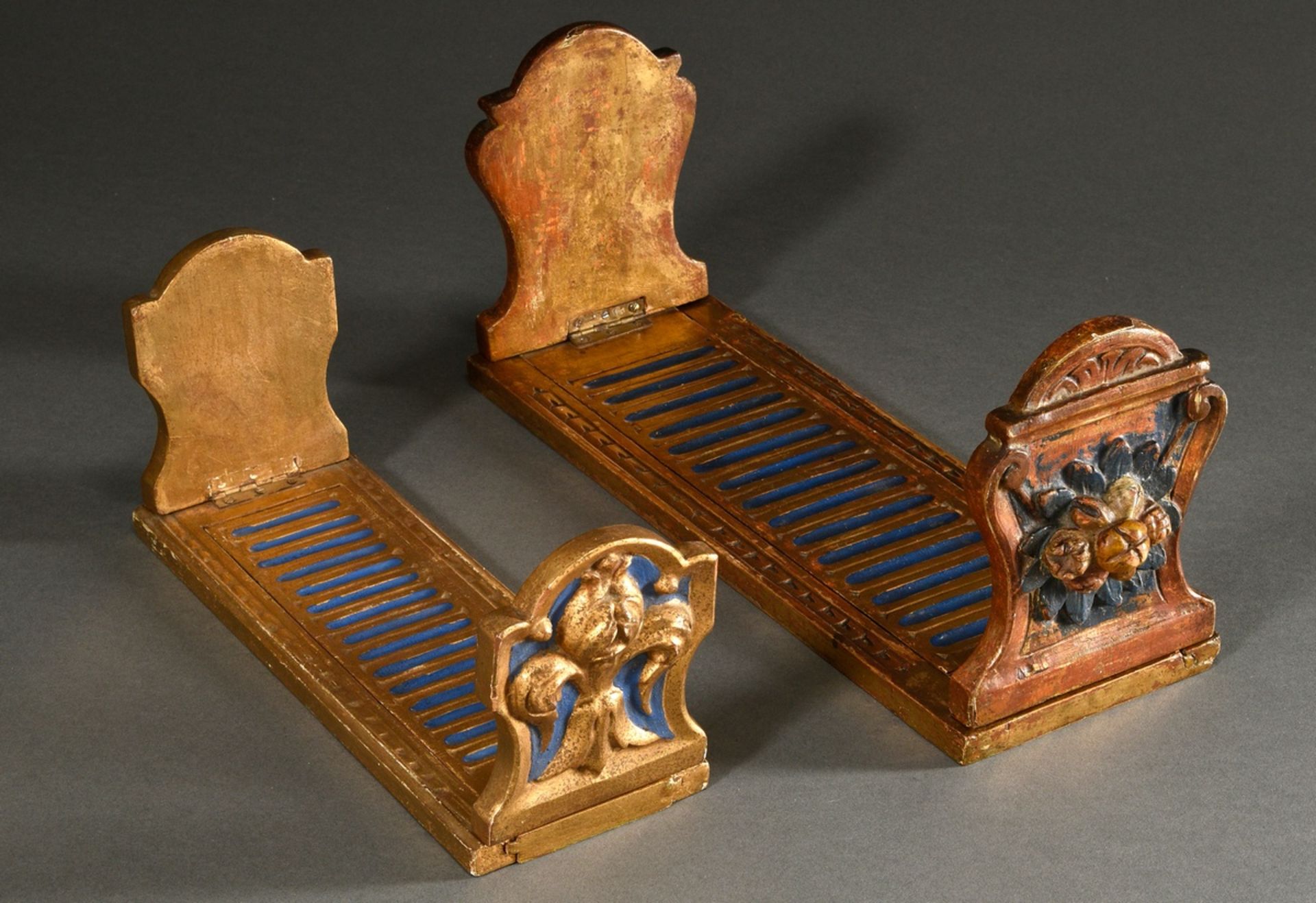 2 various size-adjustable bookends, carved wood, coloured and gilded, Italy early 20th century, 41. - Image 2 of 5