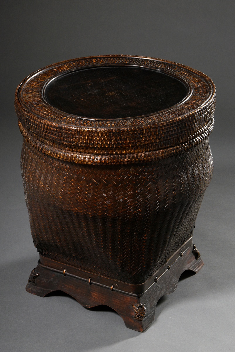 South Chinese transport basket in bombé form on a square bamboo frame, h. 61cm, Ø 53cm, beautiful p - Image 2 of 6