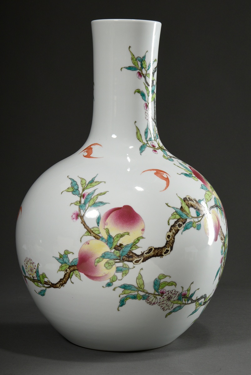 A large Tianqiuping vase with tubular neck over a globular body in fine Famille Rose painting "Eigh - Image 2 of 9