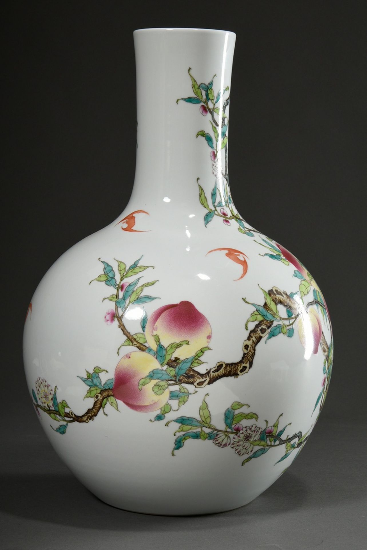 Große Tianqiuping Vase mit röhrenförmigem Hals über Kugelkorpus in feiner Famille Rose Malerei „Ach - Bild 2 aus 9