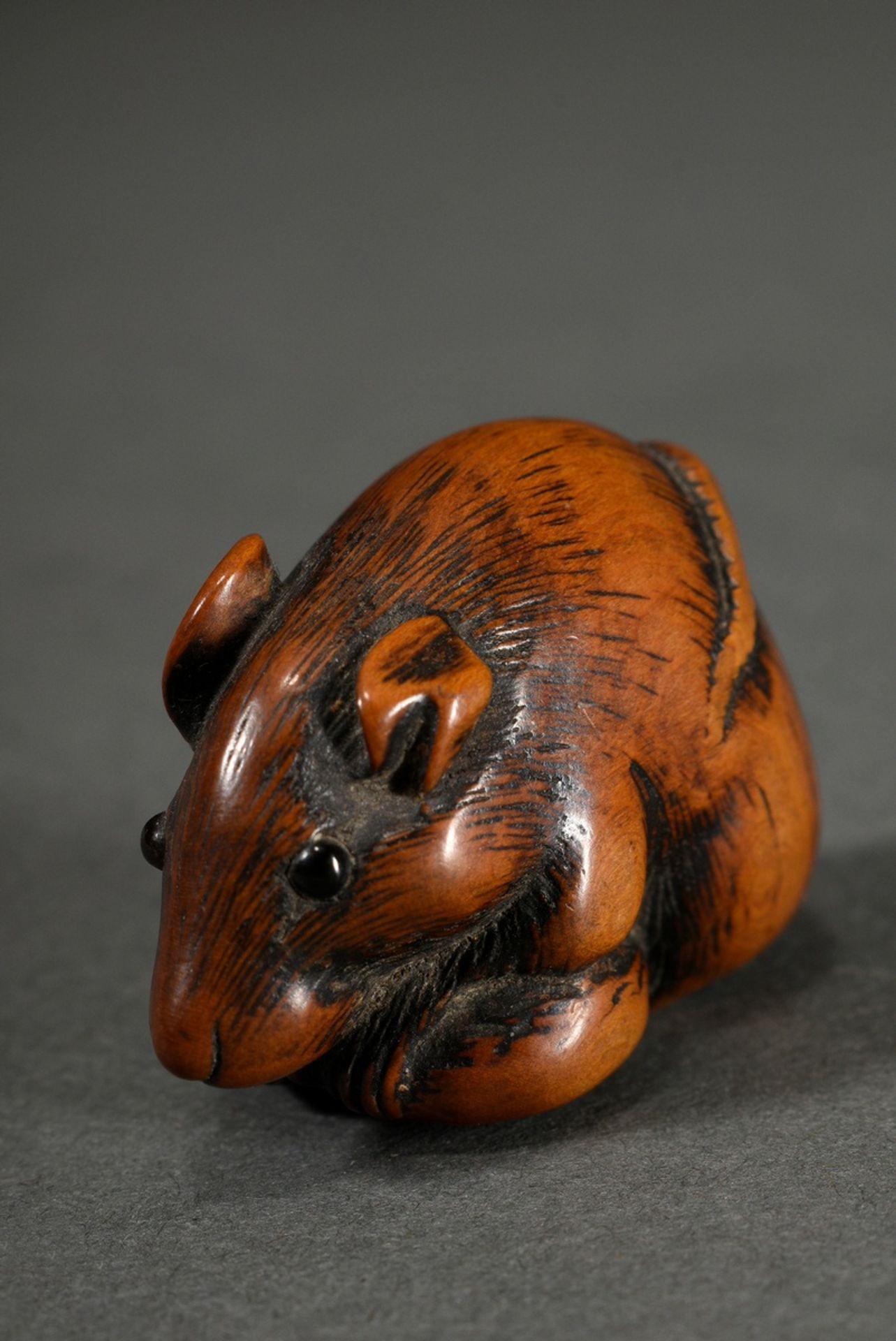 Boxwood netsuke "Rat with chestnut", inlaid horn eyes, beautiful patina, Japan, h. 2.9cm, old broke