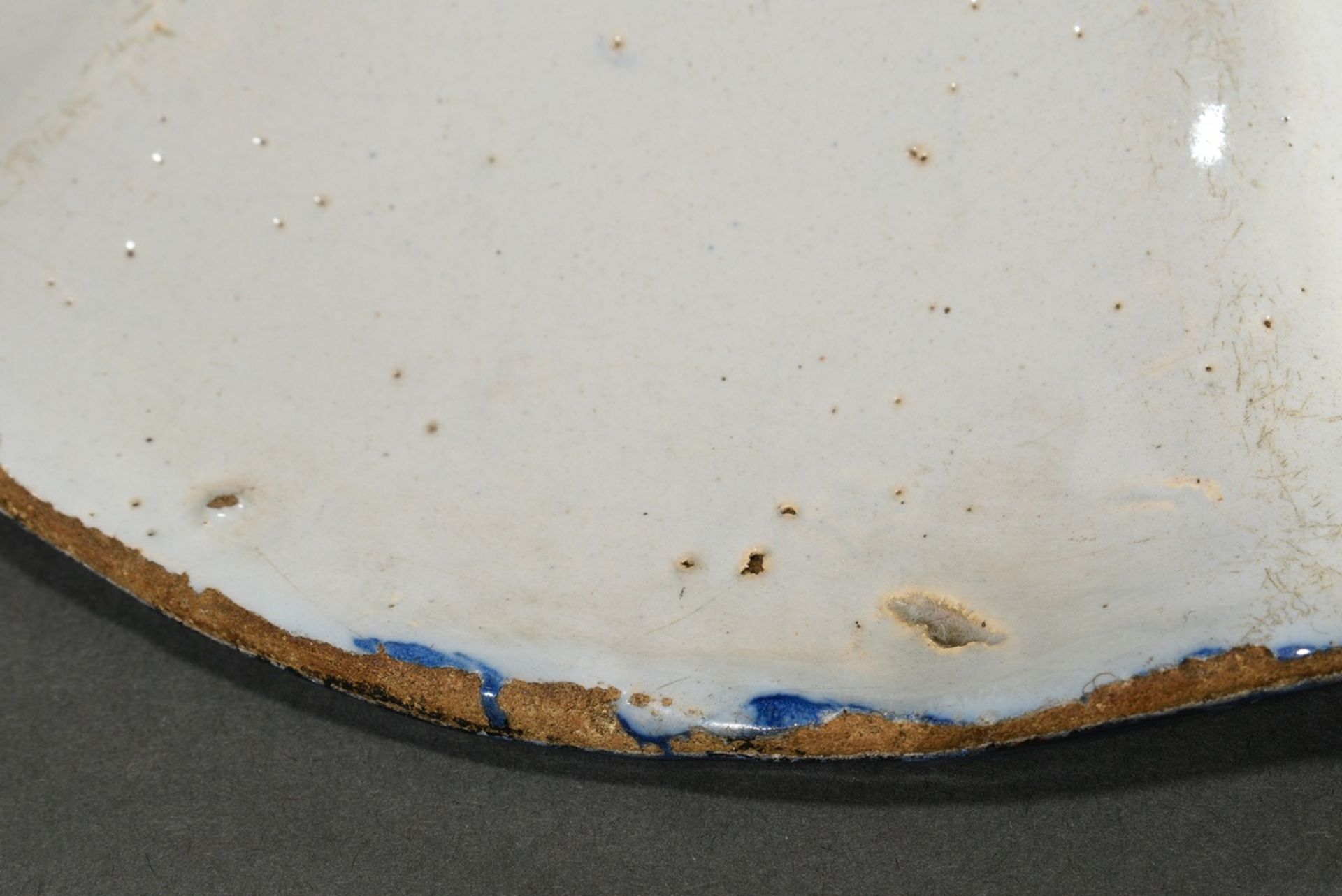 Faience humpback plate with chinoiserie decoration in blue painting, probably Frankfurt, 18th centu - Image 5 of 8