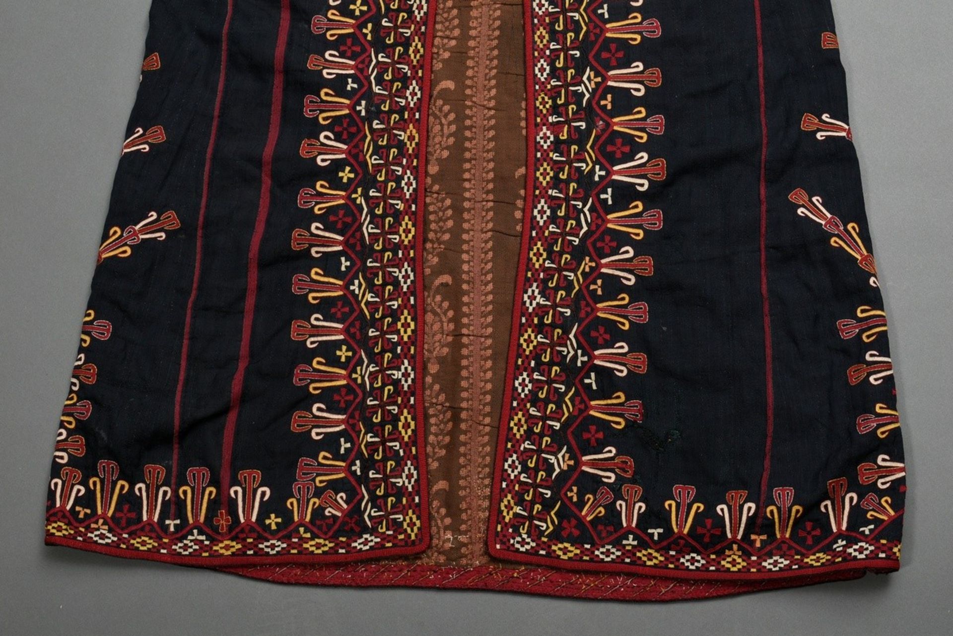 Turkmenischer Tschirpi Frauenmantel mit farbigen Stickereibordüren auf schwarzer Baumwolle, Futter  - Bild 3 aus 5