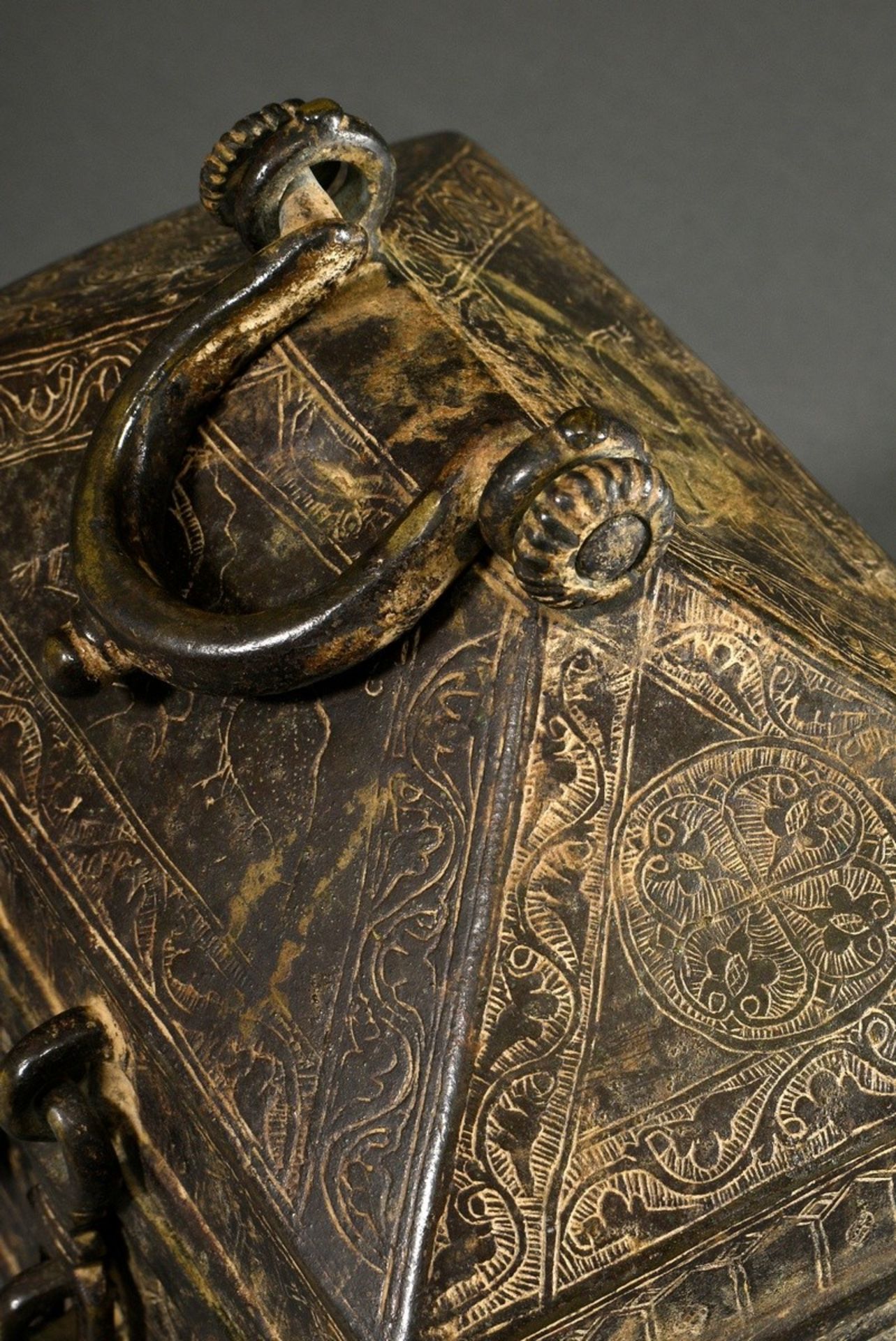 Indo-Persian bronze casket with rectangular body and roof-shaped lid and engravings "tendrils and b - Image 6 of 13