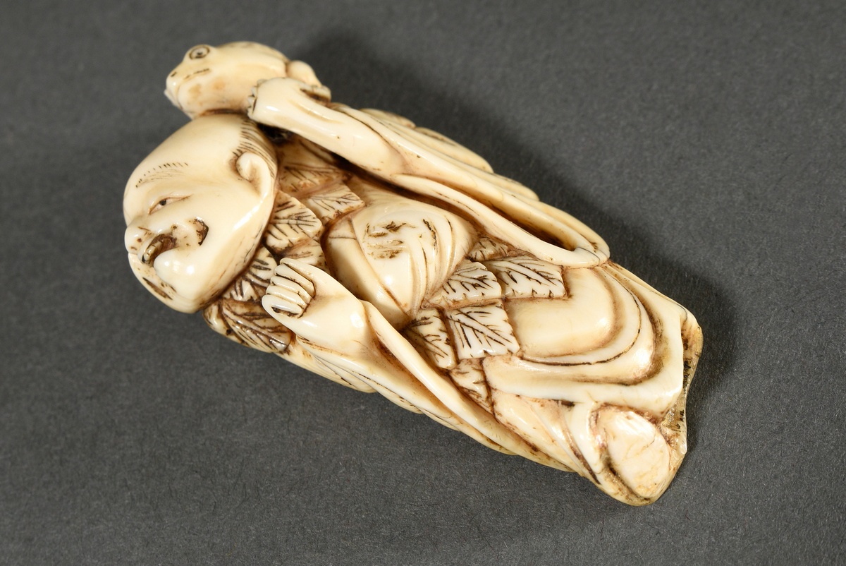 Ivory netsuke "Gama Sennin with three-legged toad", standing figure with draped robe and leaf cape,