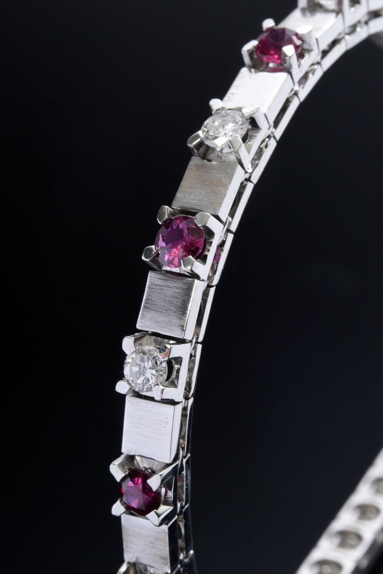 Satin-finished 750 white gold bracelet with alternating rubies (total approx. 0.50ct) and brilliant - Image 2 of 4