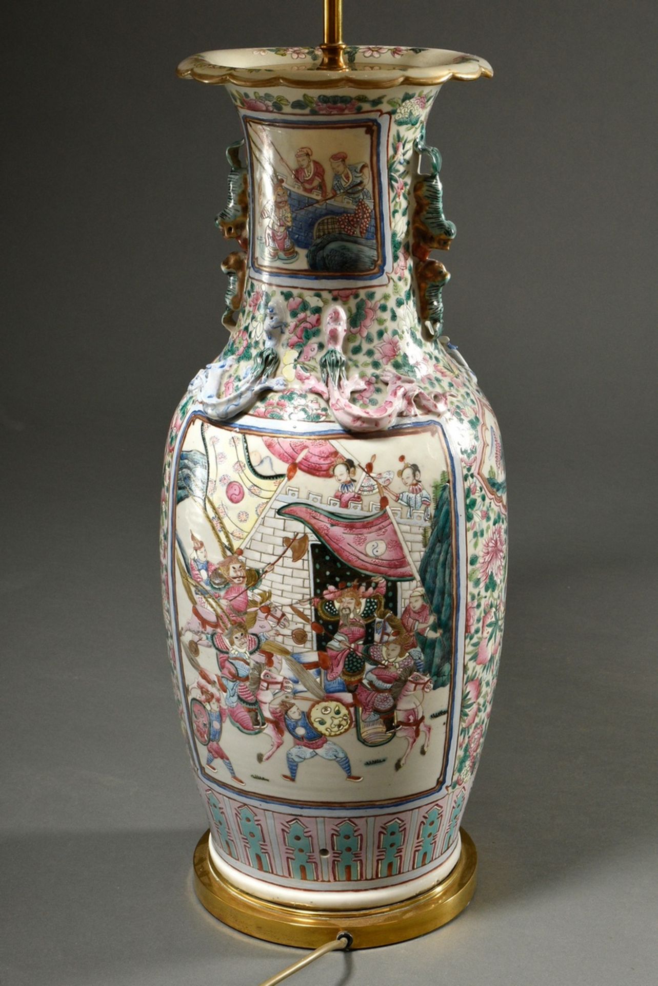 Paar große chinesische Porzellan Vasen mit polychromer Malerei "Höfische und Kampf Szene" auf Blüte - Bild 11 aus 13