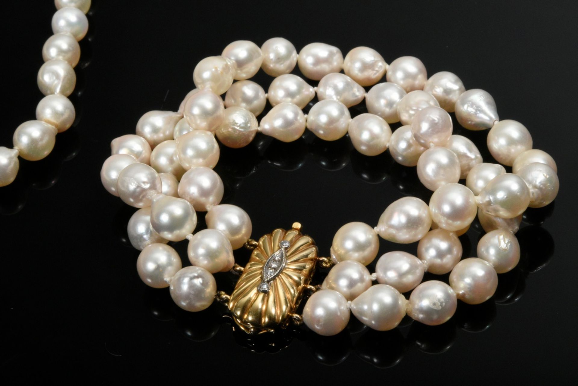 2 Pieces of jewelry made of baroque cultured pearls: three-row bracelet with rectangular yellow gol - Image 2 of 4