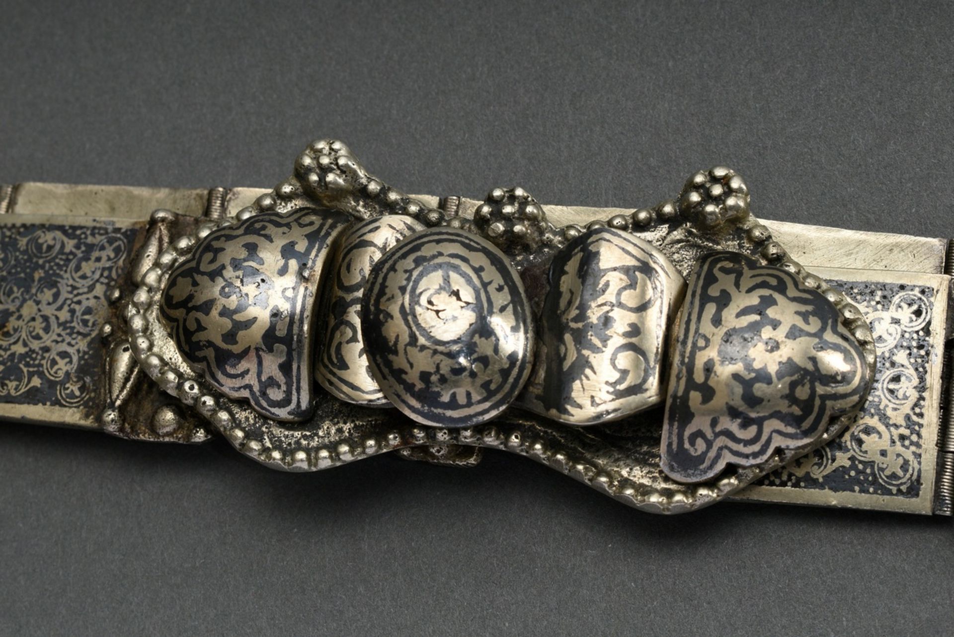 Russian women's belt with tendril decoration in niello work as well as soldered beads and multi-lin - Image 3 of 5