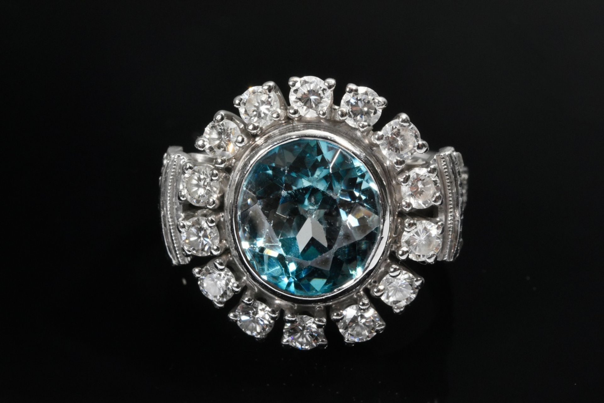 White gold 750 ring with zircon (approx. 3ct) in a brilliant-cut diamond ring (together approx. 0.8 - Image 3 of 4