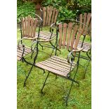 4 Gartenklappstühle, schwarz lackiertes Eisen und Holz, H. 47/94,5cm, Witterungsspuren