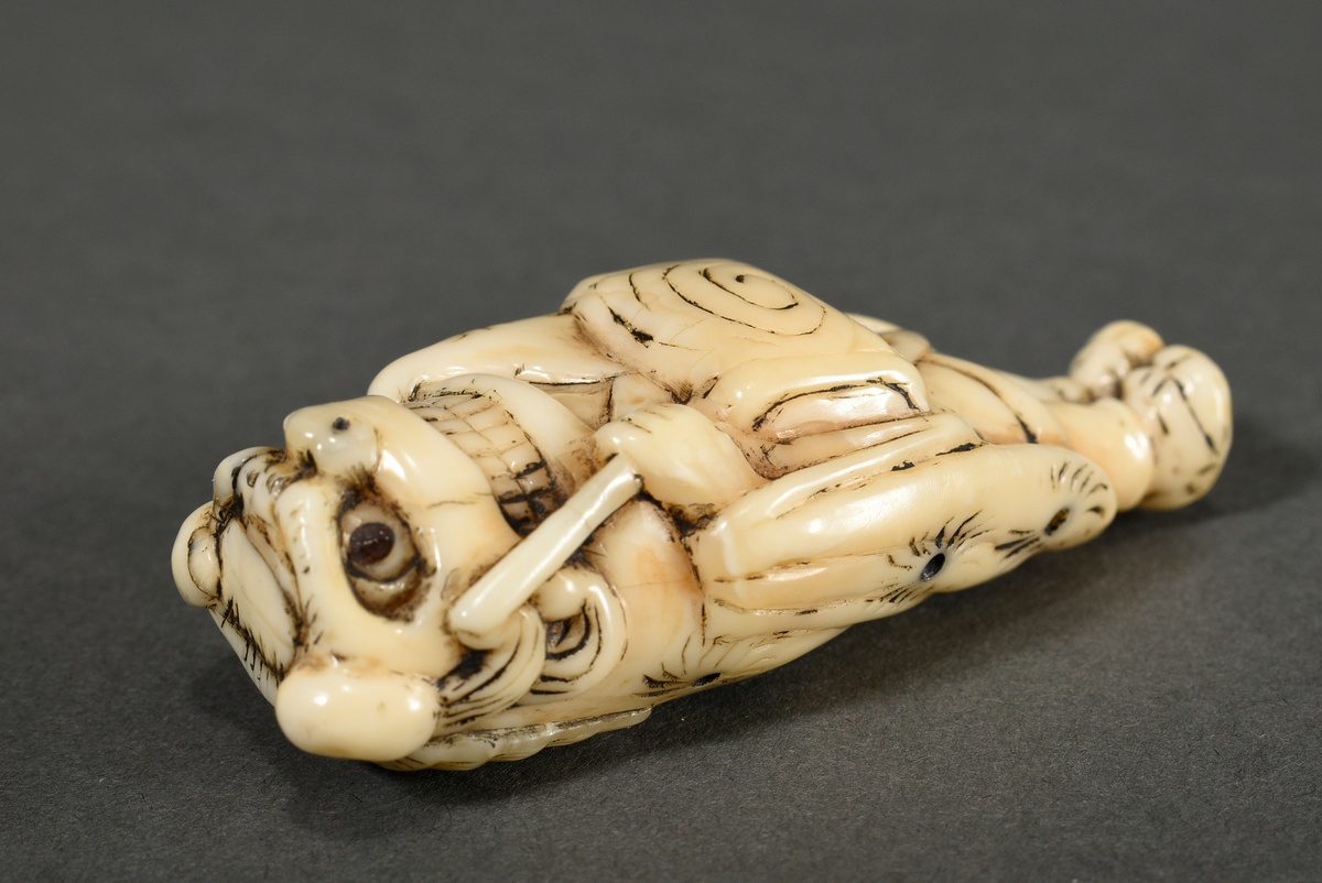 Hirschhorn Netsuke "Shishimai Tänzer mit Löwenmaske und Trommel", partiell eingefärbt mit eingelegt - Bild 3 aus 4